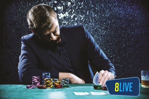 poker face la gi gia vo bo bai Giả vờ bỏ bài là chiêu trò nhưng thực tế vẫn giữ bài trong tay